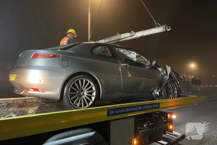 Auto belandt in sloot, inzittenden gevlucht
