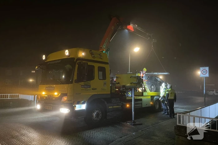 Auto belandt in sloot, inzittenden gevlucht