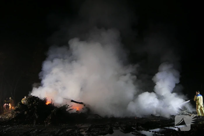 Flinke rookpluimen bij aangestoken buitenbrand