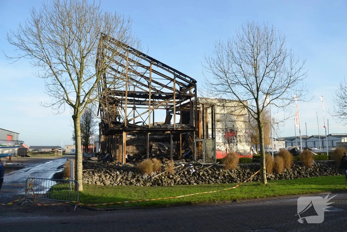 Uitslaande brand bij loods van botenbouwer
