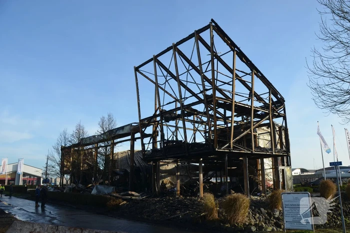 Uitslaande brand bij loods van botenbouwer
