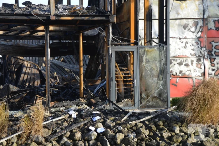 Uitslaande brand bij loods van botenbouwer