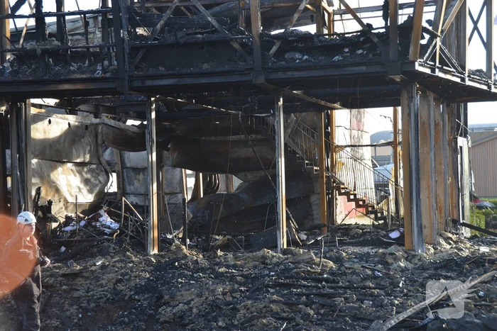 Uitslaande brand bij loods van botenbouwer