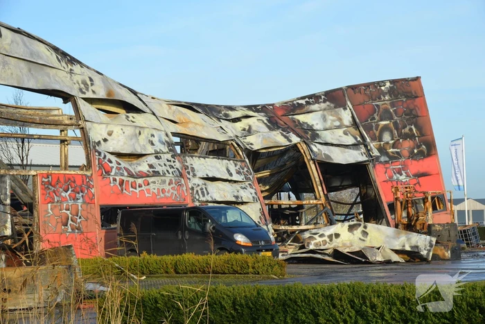 Uitslaande brand bij loods van botenbouwer