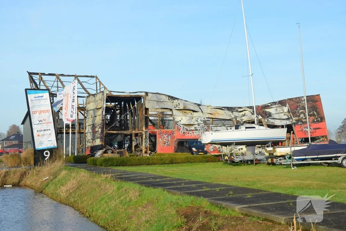 Uitslaande brand bij loods van botenbouwer