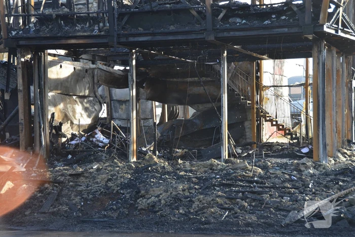 Uitslaande brand bij loods van botenbouwer