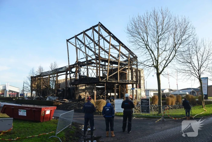 Uitslaande brand bij loods van botenbouwer