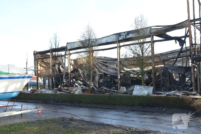 Uitslaande brand bij loods van botenbouwer