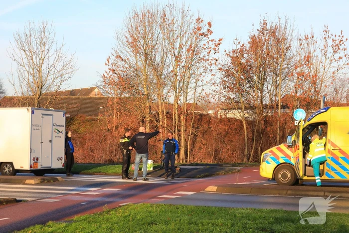 Bestelbus met viskar botst op overstekende e-biker