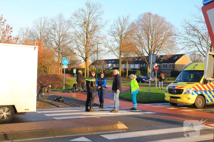 Bestelbus met viskar botst op overstekende e-biker
