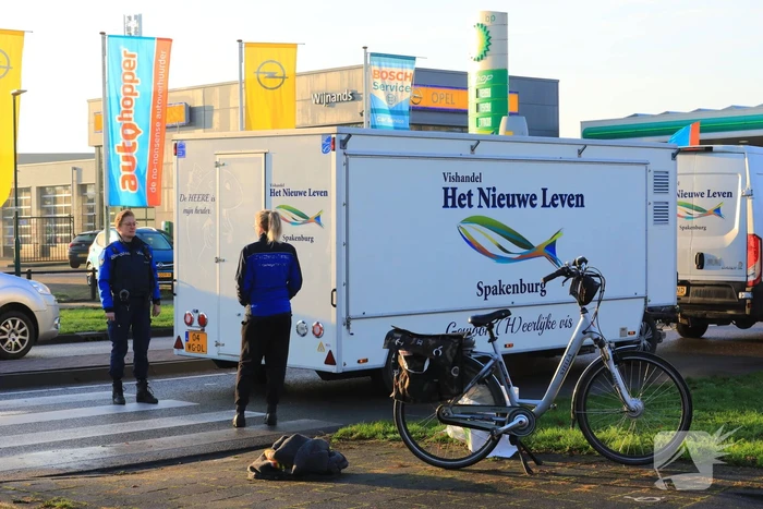 Bestelbus met viskar botst op overstekende e-biker