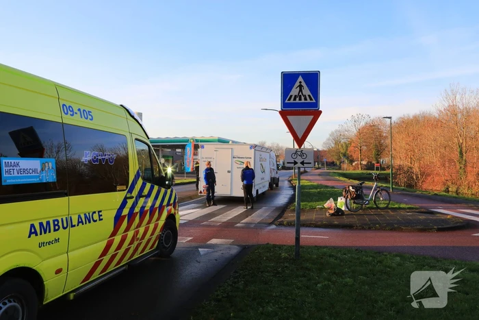 Bestelbus met viskar botst op overstekende e-biker