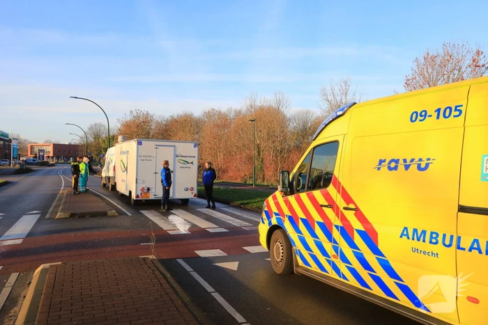 Bestelbus met viskar botst op overstekende e-biker