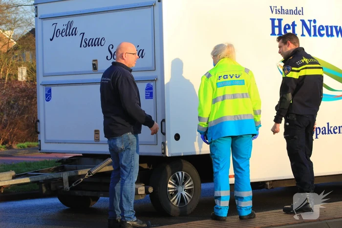 Bestelbus met viskar botst op overstekende e-biker