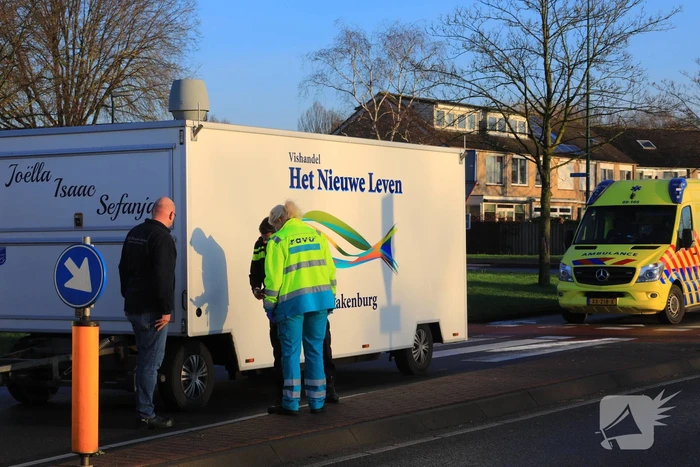 Bestelbus met viskar botst op overstekende e-biker