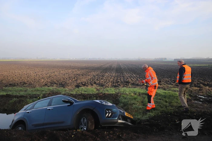 Geparkeerde auto glijdt sloot in