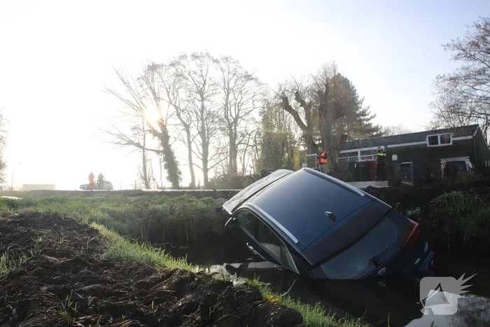 Geparkeerde auto glijdt sloot in
