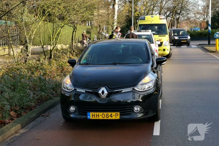 Fietsster gewond bij aanrijding op rotonde
