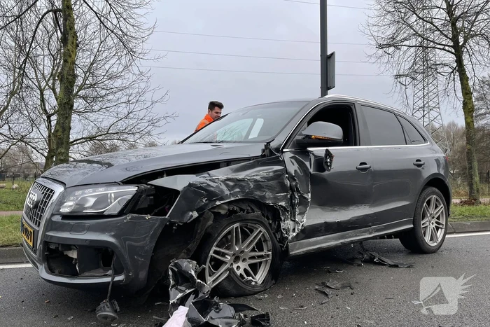 Veel schade na botsing tussen twee auto's