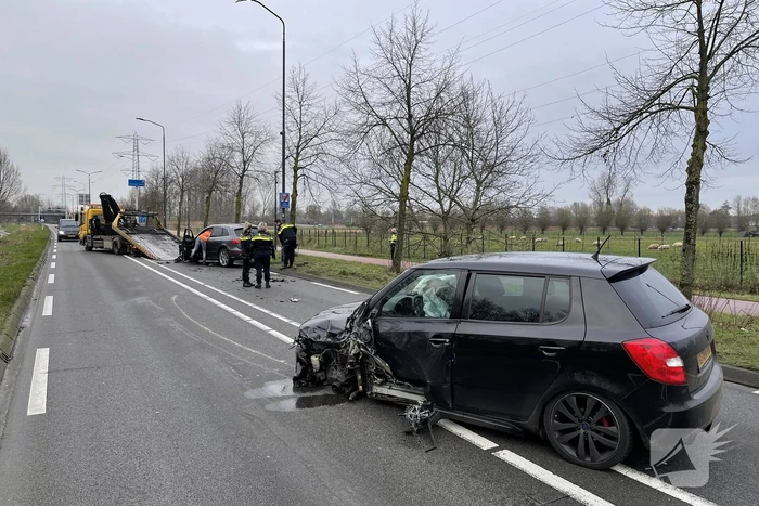 Veel schade na botsing tussen twee auto's
