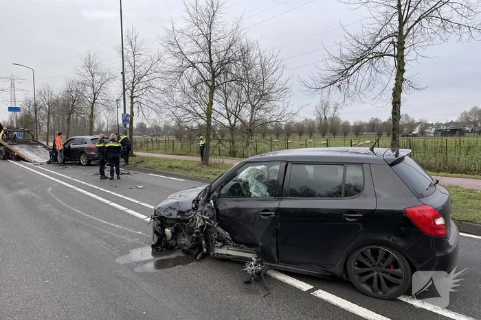 Veel schade na botsing tussen twee auto's