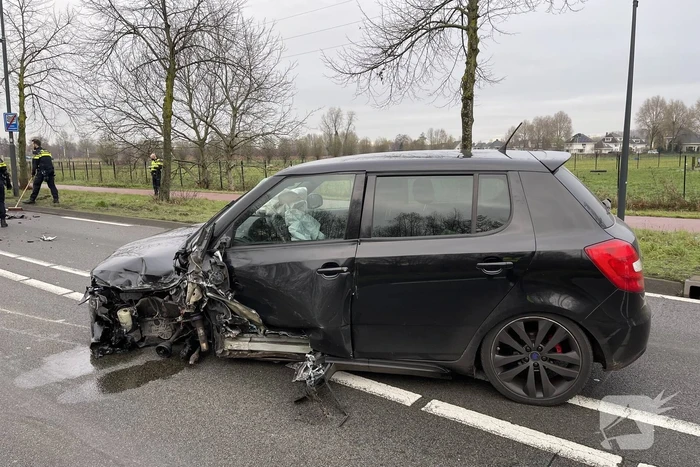 Veel schade na botsing tussen twee auto's