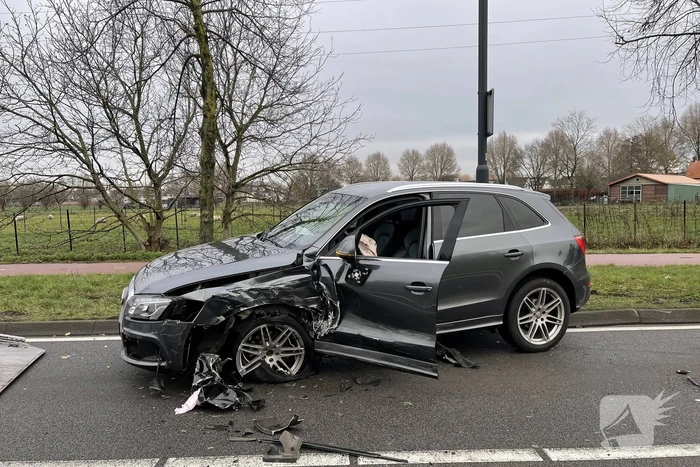 Veel schade na botsing tussen twee auto's