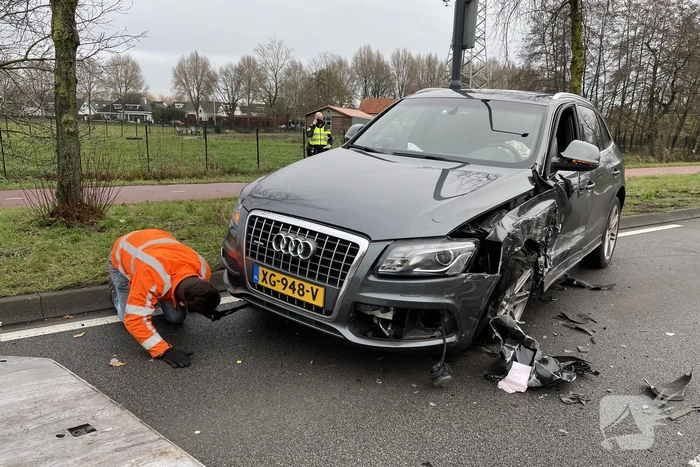 Veel schade na botsing tussen twee auto's