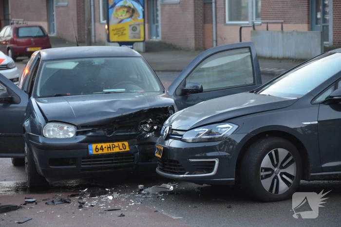 Gewonde bij aanrijding tussen twee voertuigen