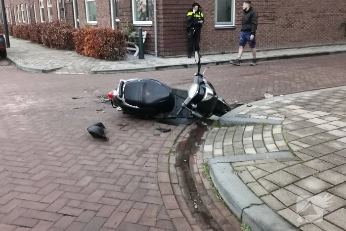Scooterrijder botst op auto