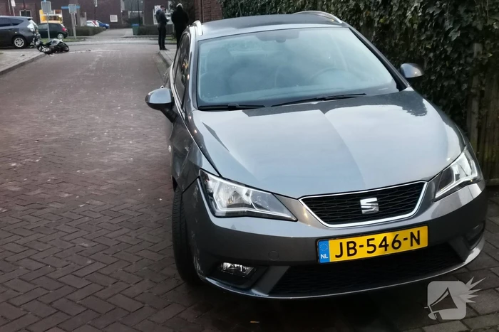 Scooterrijder botst op auto