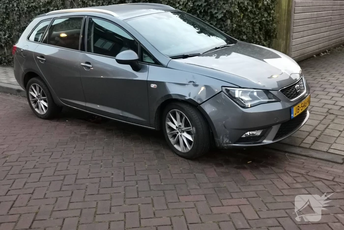 Scooterrijder botst op auto