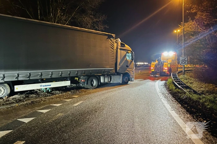 Vrachtwagen rijdt zich vast in zandbak