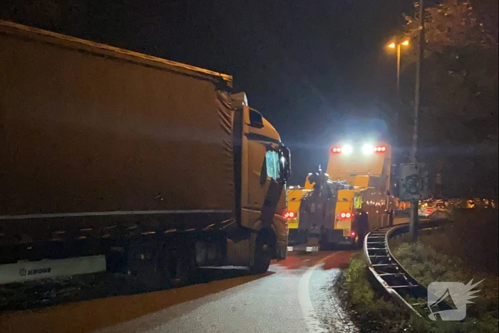 Vrachtwagen rijdt zich vast in zandbak