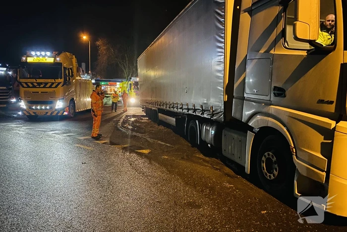 Vrachtwagen rijdt zich vast in zandbak
