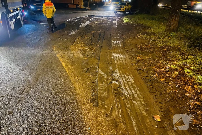 Vrachtwagen rijdt zich vast in zandbak