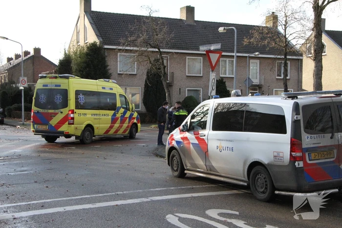 Fietsster gewond naar het ziekenhuis na botsing met auto