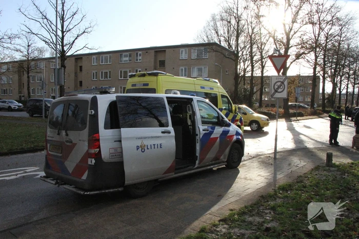 Fietsster gewond naar het ziekenhuis na botsing met auto