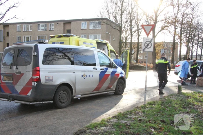 Fietsster gewond naar het ziekenhuis na botsing met auto