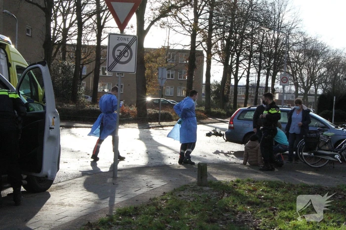 Fietsster gewond naar het ziekenhuis na botsing met auto