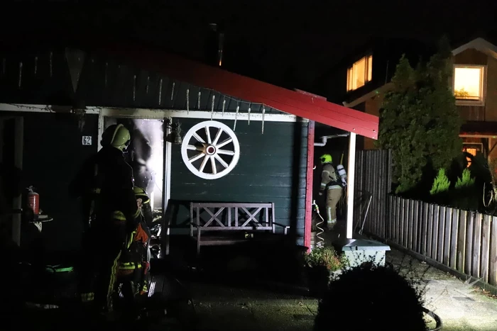 Flinke brand in houten chalet