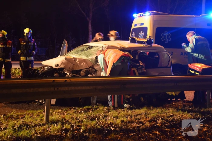 Auto botst tegen pijlwagen