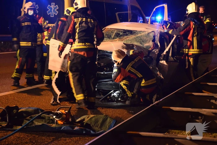 Auto botst tegen pijlwagen