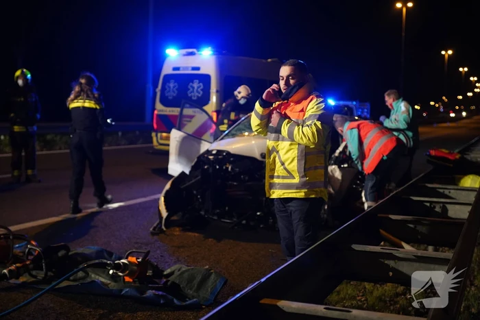 Auto botst tegen pijlwagen