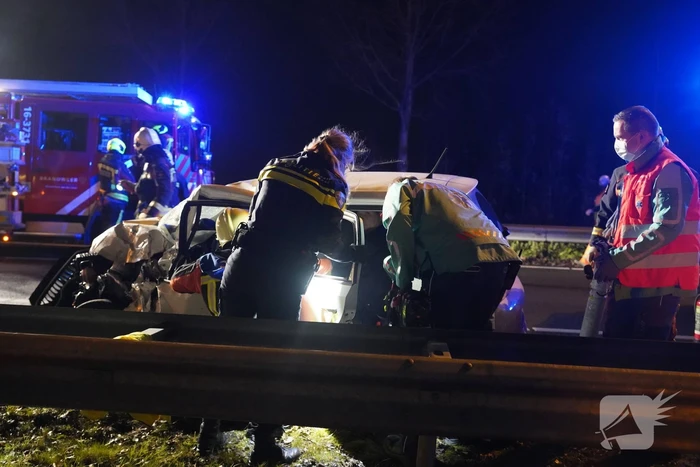 Auto botst tegen pijlwagen