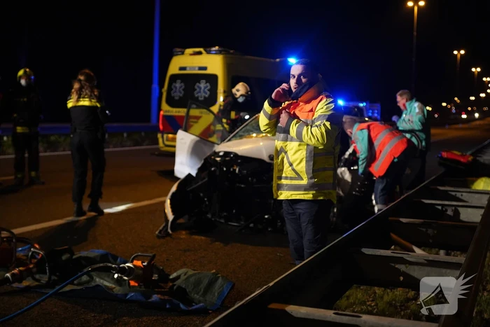Auto botst tegen pijlwagen