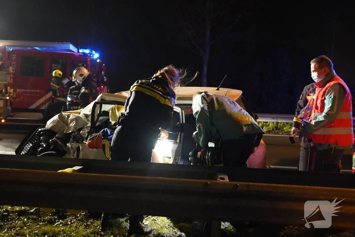 Auto botst tegen pijlwagen