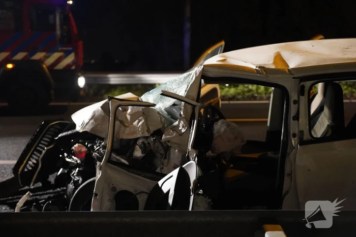 Auto botst tegen pijlwagen