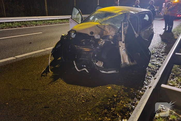 Auto botst tegen pijlwagen