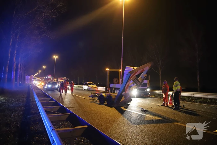 Auto botst tegen pijlwagen